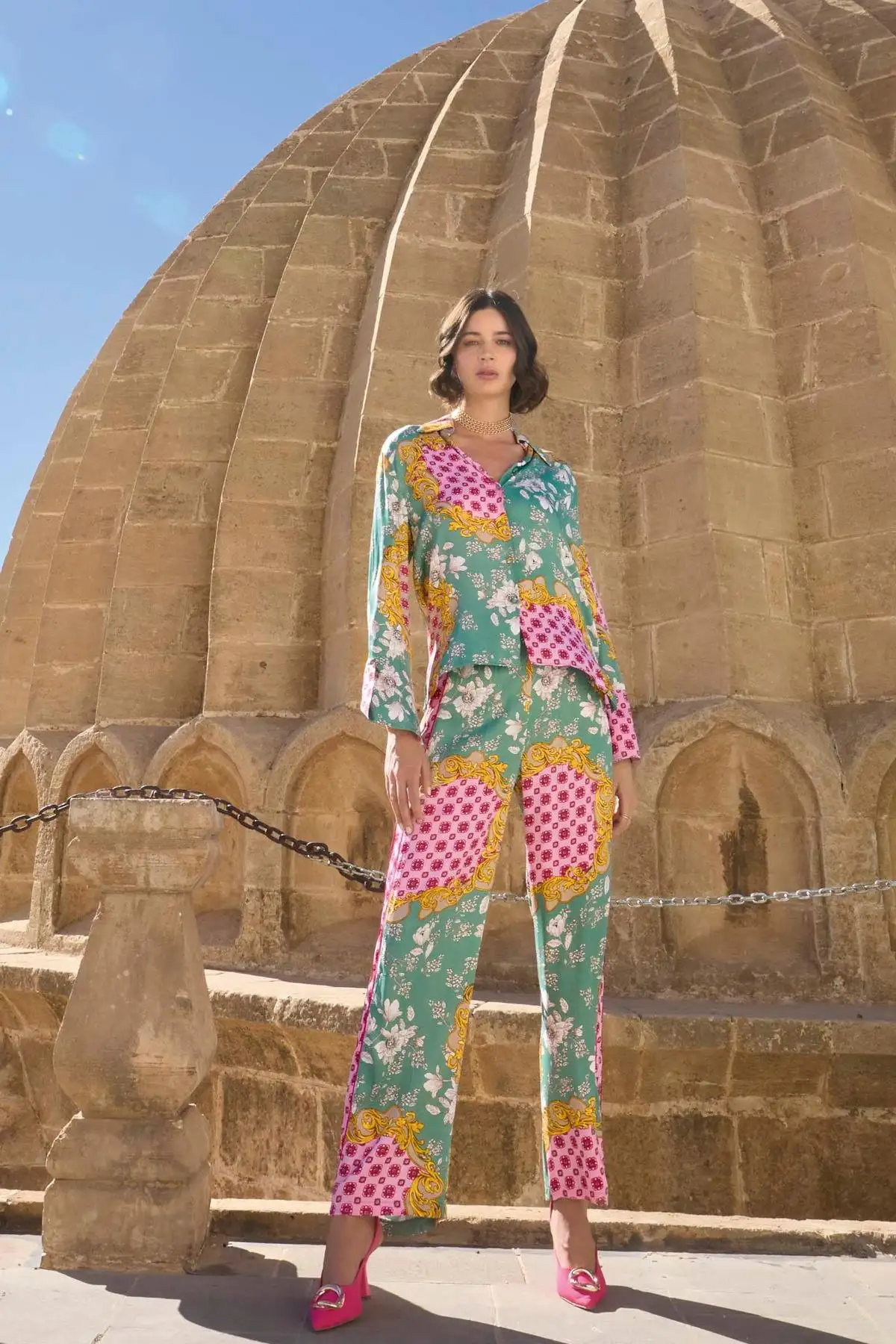 Çiçek ve Yaprak Desenli Saten Pembe Pijama Takımı
