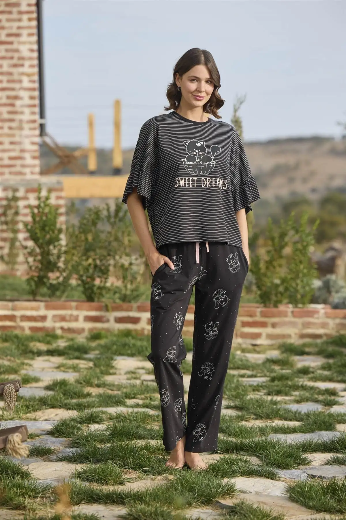 Çizgi ve Kedi Desenli ve Basklılı (Sweet Dreams) Pijama Takımı