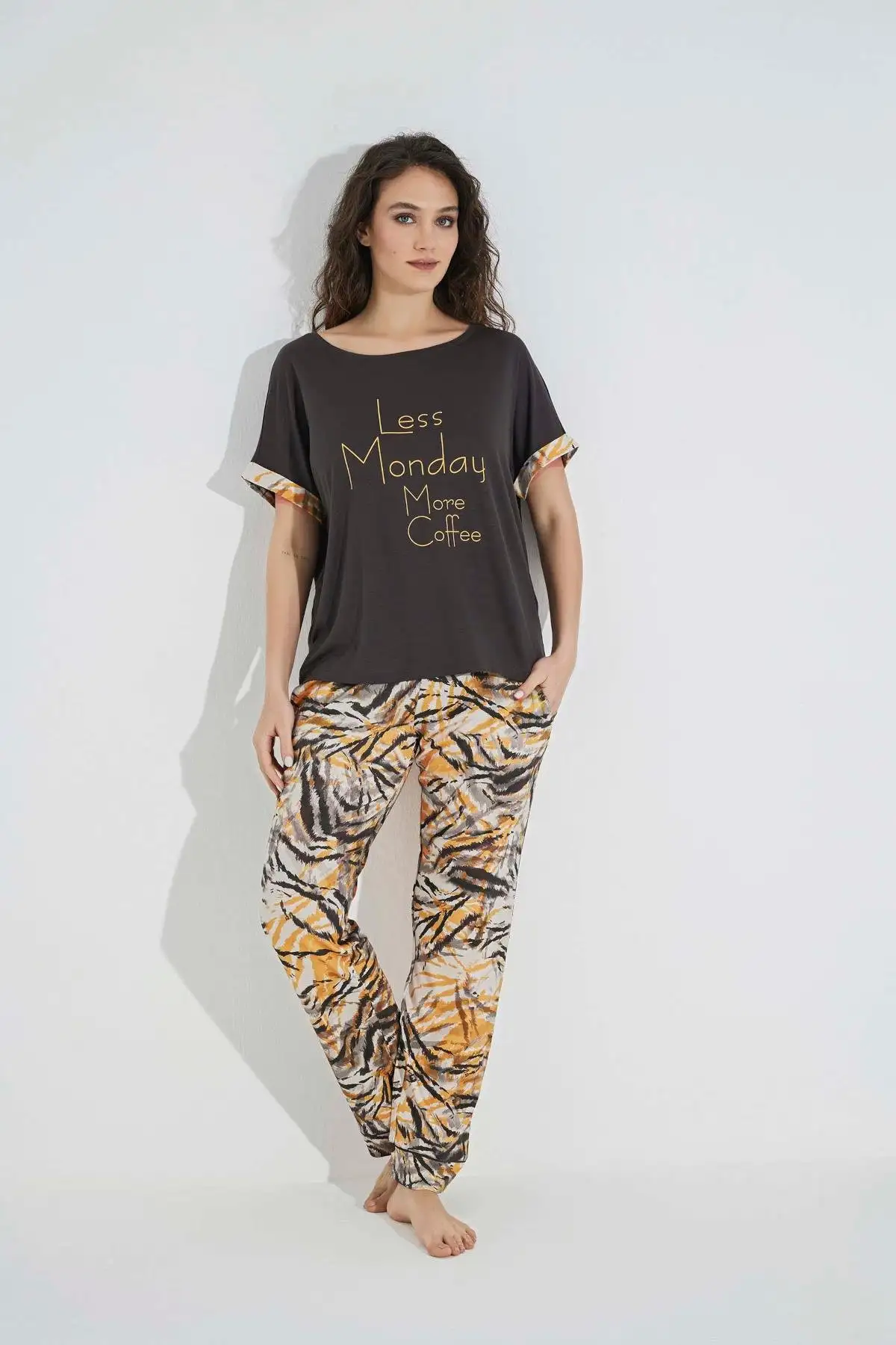 Desenli Kısa Kollu (Less Monday More Coffee) Pijama Takımı