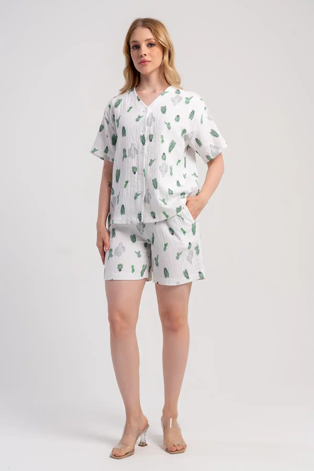 Kadın Müslin Beyaz Kaktüs Desenli V Yaka Kısa Kol Gömlek Şortlu Pijama Takım