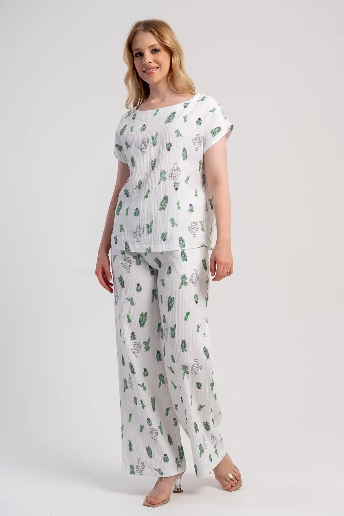 Kadın Müslin Beyaz Kaktüs Desenli Yarasa Kol Pijama Takım