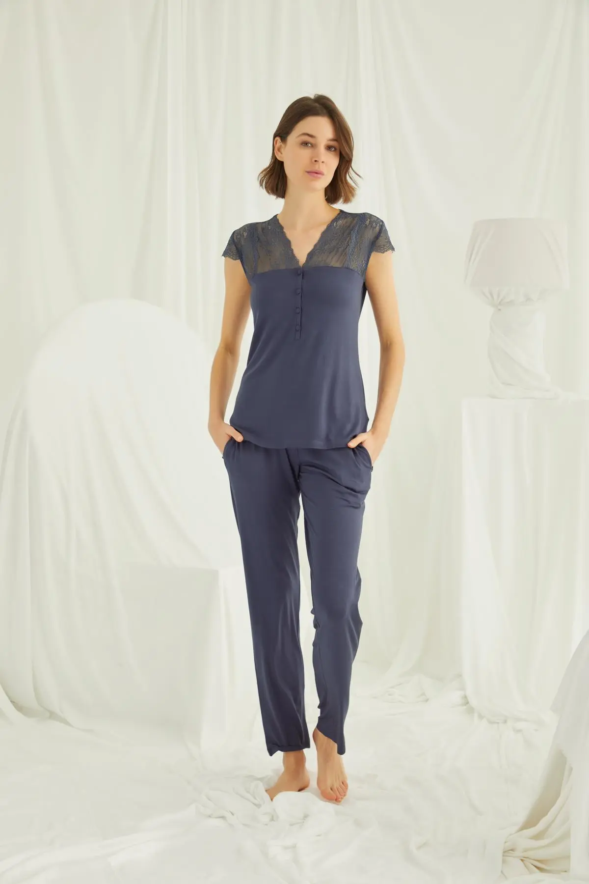 Yakası Kolu ve Omzu Dantelli Önü Düğmeli Lacivert Pijama Takımı