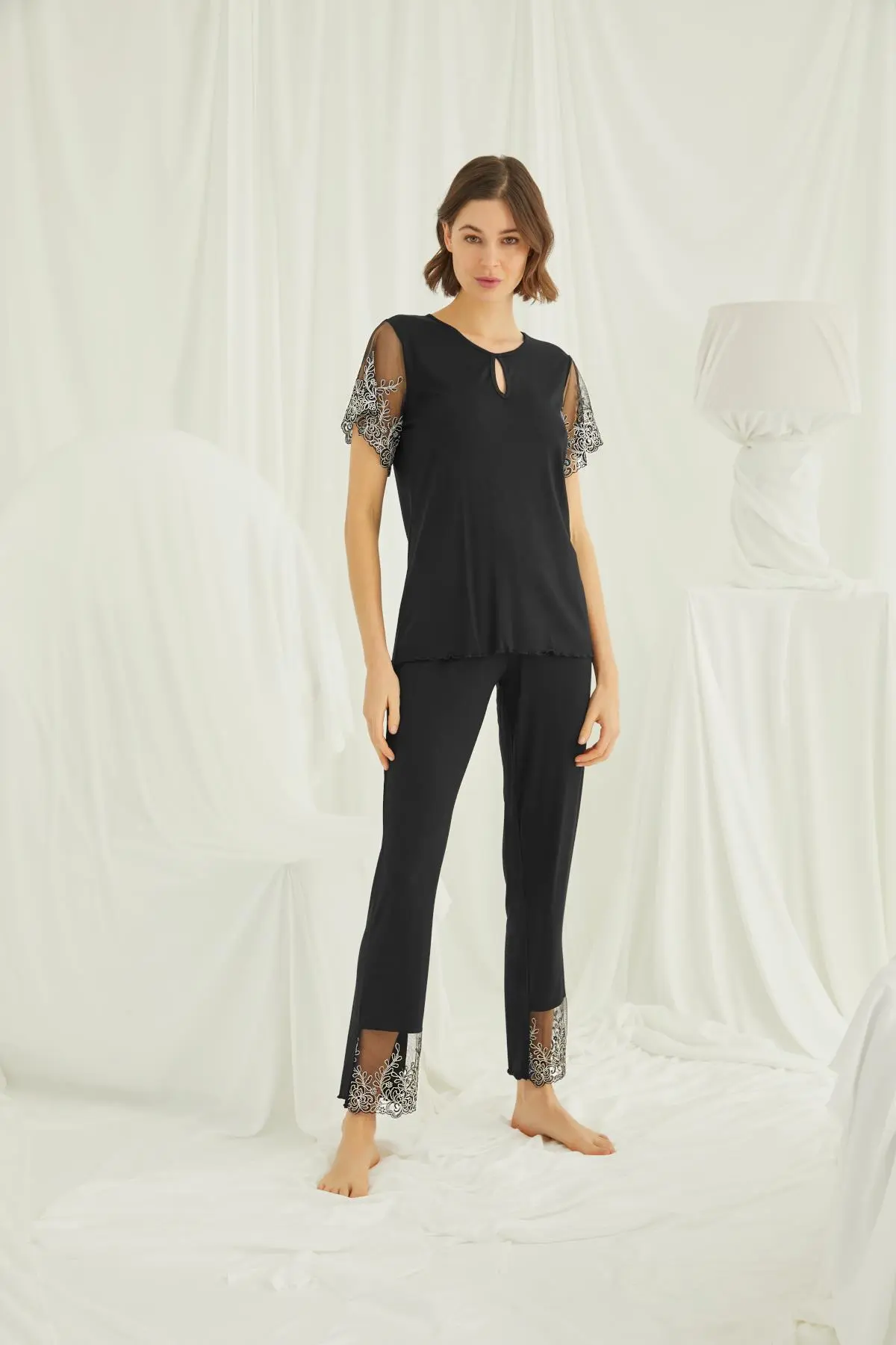 Yakası Detaylı Brode Dantelli Siyah Pijama Takımı