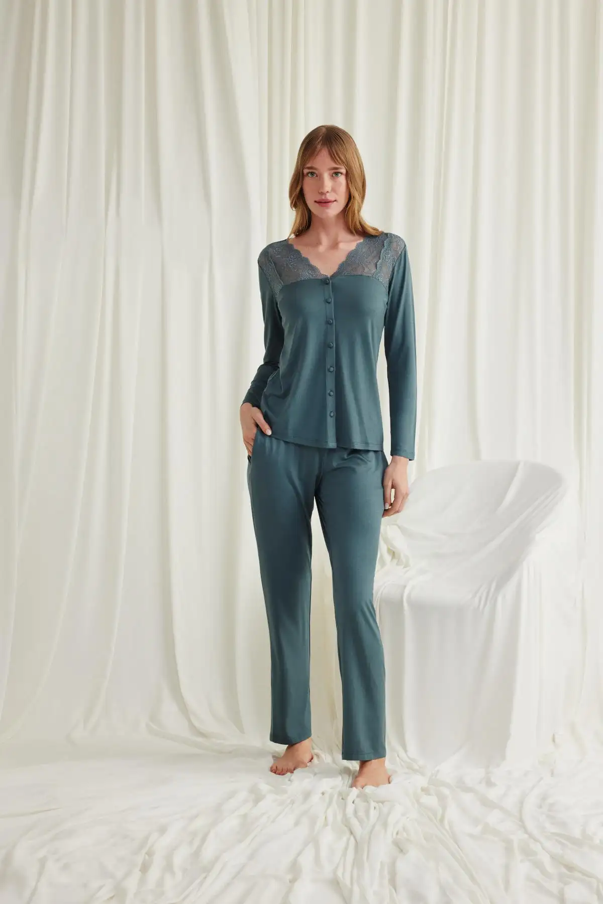 Yakası Omzu ve Paçası Dantelli Boydan Düğmeli Yeşil Pijama Takımı