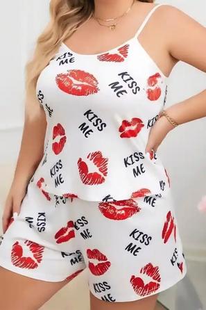 Beyaz Pamuklu İnce Askılı Kiss Me Öpücük Desenli Bayan Büyük Beden Şortlu Pijama Takımı