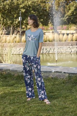 Çiçek ve Yaprak Desenli ve Baskılı Yeşil Pijama Takımı