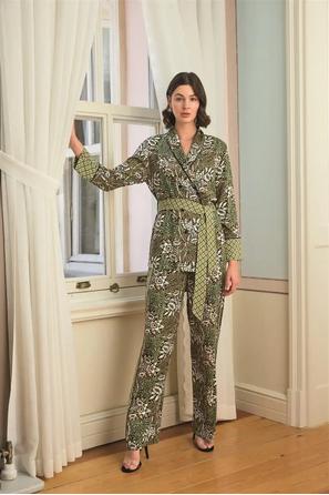 Çiçek Yaprak ve Etnik Desenli Pijama Takımı