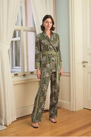 Çiçek Yaprak ve Etnik Desenli Pijama Takımı