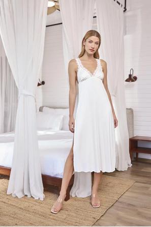 Dantelli ve Dekolteli Yırtmaçlı Gecelik