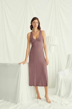 Göğüs ve Sırt Dekoteli Brode Dantelli Yırtmaçlı Kahve Gecelik