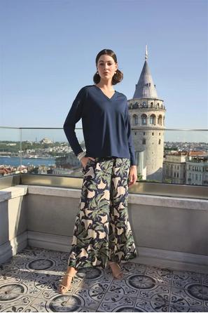 Yaprak Desenli Uzun Kollu V Yaka Lacivert Pijama Takımı