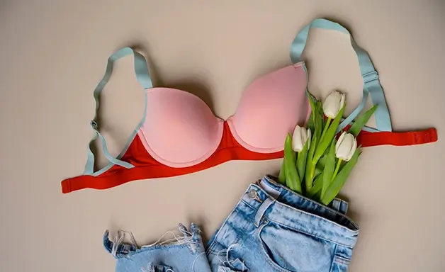 Kırmızı dantelli sütyen model fotoğrafı