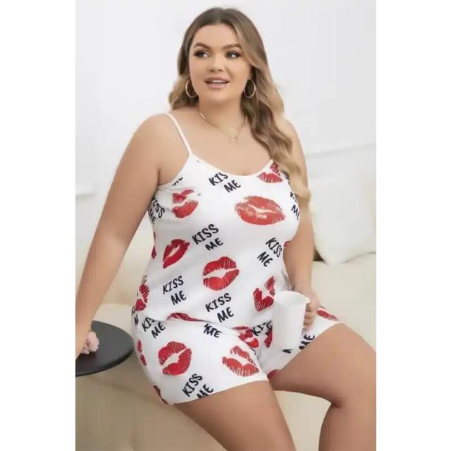 Beyaz Pamuklu İnce Askılı Kiss Me Öpücük Desenli Bayan Büyük Beden Şortlu Pijama Takımı Beyaz Pamuklu İnce Askılı Kiss Me Öpücük Desenli Bayan Büyük Beden Şortlu Pijama Takımı
