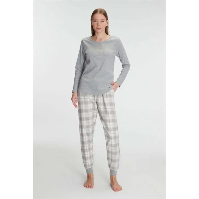 Gri Pamuklu Uzun Kollu Düğmeli Ekose Pantolonlu Kadın Pijama Takımı Gri Pamuklu Uzun Kollu Düğmeli Ekose Pantolonlu Kadın Pijama Takımı